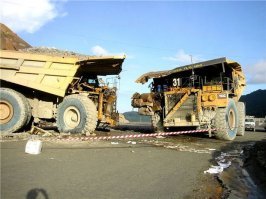 Женщина на БелАЗе нечаянно раздавила КамАЗ