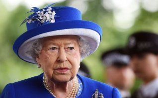 Какая там на хрен ослепительная улыбка, ржет по поводу похереной многовековой системы Англии!