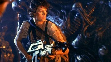 А вот вторая. Она там гораздо моложе и не было у нее такой курточки