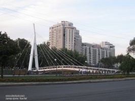 В Харькове аналогичный мост стоит.