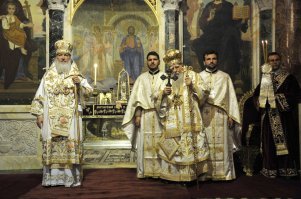 При чем тут гундяев. Это что его личные рясы? Это традиционные одежды священников в Православии. Во всех странах исповедующих его. Это установившийся веками канон. При чем для разных церемоний и праздников используются одежды разных цветов и с разной символикой, а праздников церковных море, потому их много разных. Это традиция. Как вообще можно сравнивать абсолютно разные религии?!
Вот Гундяев с Болгарским патриархом. Вот Сербский патриарх. Иерусалимский патриарх.
Особой разницы не вижу.