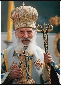 При чем тут гундяев. Это что его личные рясы? Это традиционные одежды священников в Православии. Во всех странах исповедующих его. Это установившийся веками канон. При чем для разных церемоний и праздников используются одежды разных цветов и с разной символикой, а праздников церковных море, потому их много разных. Это традиция. Как вообще можно сравнивать абсолютно разные религии?!
Вот Гундяев с Болгарским патриархом. Вот Сербский патриарх. Иерусалимский патриарх.
Особой разницы не вижу.