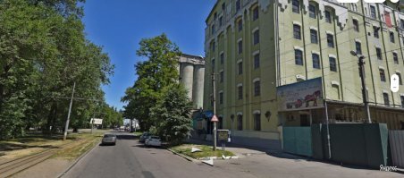 Такое чувство, что их делали по всей стране по какому-то типовому проекту, и даже стандартно красили типовой светло-зеленой краской. 
(Днепр)