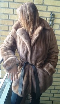 хе-хе
Продам - дёшево! Шубу из норки!
Некуда носить