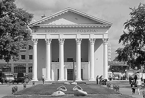 Вот старые фото некоторых кинотеатров Челябинска. Эх, были времена!