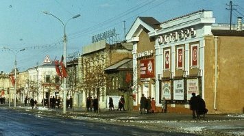 Вот старые фото некоторых кинотеатров Челябинска. Эх, были времена!
