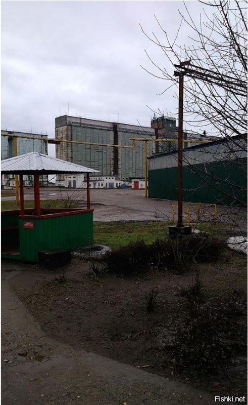 Ага, меня тоже возмутило... на фото ниже Уманский элеватор, Краснодарский край, станица Ленинградская. Предприятие действующее!