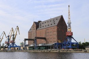 два калининградских элеватора и мукомольный завод напротив них через реку. Ходят слухи, что у немцев под рекой был транспортер для поставки зерна меджу элеватором и ММЗ, у нас же возят жд вагонами через огромный крюк..