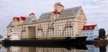 два калининградских элеватора и мукомольный завод напротив них через реку. Ходят слухи, что у немцев под рекой был транспортер для поставки зерна меджу элеватором и ММЗ, у нас же возят жд вагонами через огромный крюк..