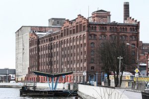 два калининградских элеватора и мукомольный завод напротив них через реку. Ходят слухи, что у немцев под рекой был транспортер для поставки зерна меджу элеватором и ММЗ, у нас же возят жд вагонами через огромный крюк..