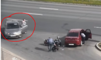 Заголовок правельны! Вот виновница аварии! Внимательней смотреть надо. Появляется в кадре на 0:14