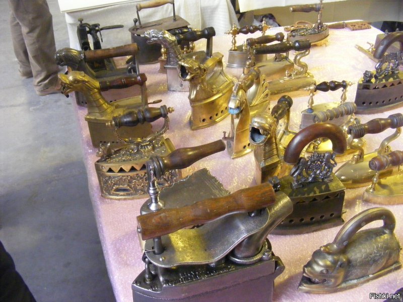 Фото из Бельгии. На фломаркте продаются коллекционные утюги. Стоимость некоторых начинается с 500 евро. Оказывается, есть и такие коллекционеры...