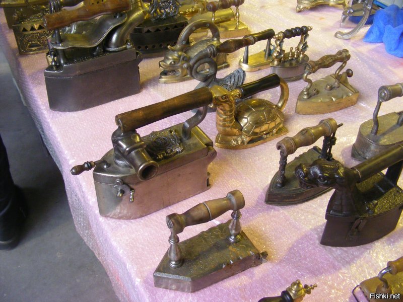 Фото из Бельгии. На фломаркте продаются коллекционные утюги. Стоимость некоторых начинается с 500 евро. Оказывается, есть и такие коллекционеры...