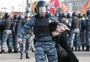 Дети чиновников, капиталы, недвижимость - всё на Западе, бабло туда за счёт недр нашей Родины - течёт рекой.. Америка давно уже купила всех в России с потрохами. Народ это понимает, а власти пытаются удержаться у руля чтоб наворовать ещё больше, для  этого закручивают гайки в области свободы слова и СМИ, а так же наращивают контингент ментов, и прочих опричников из казачества и чеченцев, чтоб в случае чего, людей недовольных уровнем жизни и коррупцией - разогнать дубинками и обвинить в сепаратизме.
Смысл гордится каким-то там достижениями, если все блага от этого получат чиновники и прикорытники? А медицина, образование, наука, промышленность СХК - находятся в полной опе?
В этом и сила Америки, она свои деньги (и даже не свои) вкладывает в мозги, в производство в технологии, а потом готовый продукт продаёт папусам в обмен на свои же доллары которые печатает. И опять вся прибыль идёт в продвижение науки, развитие, обучение, покрение космоса. Поэтому и живут хорошо, и люди там тоже не бедствуют, и все престижные научные университеты и лаборатории либо там, либо при их содействии в Европе функционируют.
А у нас все деньги с продажи энергоносителей идут на дома для уточек, на кормёжку Чечни, на роскошную жизнь чиновников и олигархов и всех-всех их родственников и друзей.
А всех с эти несогласных буду бить прикормленые силовики. Им ведь тоже перепадает объедков с барского стола, кому премия, кому квартира, и на пенсию в 45... отчего б не отмудохать демонстрантов, которым надоело быть рабами?