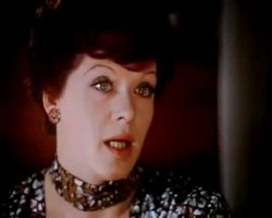 С Дрю Бэрримор "Ядовитый плющ"  - жуть!
Прикольно про "Я уничтожила всех подруг... " в фильме  "Служебный роман" 
хотя и снят-то был плющ гораздо позже .
Эх бабы, бабы