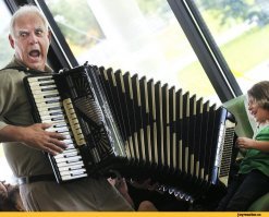 совсем недавно ДВАЖДЫ!!! эту тему поднимали, правда смотрА не было