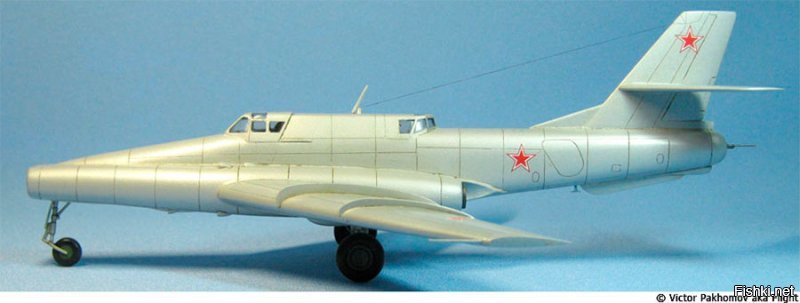 Ил-102 будто грубая переделка Ил-2. Тем более это уже 80-е годы были. Уже таких самолетов не делали, даже экспериментальных. Уж очень кондово. 
Поэтому Су-25 и пошли в войска.