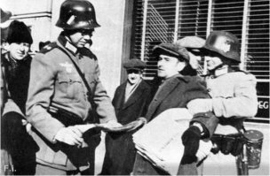 на коротышке справа штальхельм времён Первой мировой, М1918)
а у левого либо ушанка под каской? Напомнило Большую прогулку)