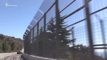 Фото старое, сейчас там на каждом столбе камеры, охрана в камуфляжах, всё как положено.
Фот ещё фото, до того как закрыли железом: