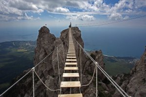 Вот это страшно даже со стороны, уж не говоря о том чтобы пройтись. Не даром там крест, помолиться, что дошел, и еще раз чтобы вернуться.