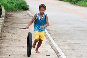 Если те, у кого покрышка, дружат с теми, у кого палки - получается вполне даже ничего. 
Это Филиппины.