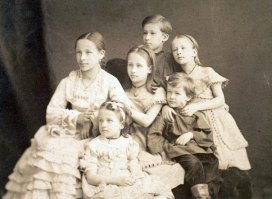 Внуки Александра Сергеевича Пушкина Наталья, Мария, Александр, Ольга, Анна и Григорий. 1874