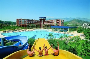 На фото отель SIMENA HOLIDAY VILLAGE, если не ошибаюсь.
Несколько лет назад отдыхали там.
А вот название отеля, в котором разверачивались события на видео автор не указал.
