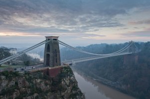 Не совсем. Они вантовые. Это, скажем так, "подклас" висячих, но классический висячий мост - между двух опор провисает гибкий трос/цепь, а уже к этой цепи крепится мост.
А вантовый - когда от этих двух (или более) опор идут гибкие крепления непосредственно на мост.

Нагляднее: