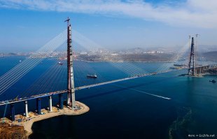 Не совсем. Они вантовые. Это, скажем так, "подклас" висячих, но классический висячий мост - между двух опор провисает гибкий трос/цепь, а уже к этой цепи крепится мост.
А вантовый - когда от этих двух (или более) опор идут гибкие крепления непосредственно на мост.

Нагляднее: