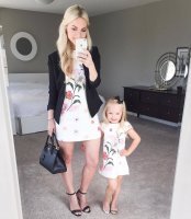 Я б тоже подержался за эту ногу! :)



Пост, конечно, пи***ёжь полный - это не МАМА СКУЧАЕТ, а чей-то коммерческий проект! Вы посмотрите, сколько декораций, грима, проф. света и т.п. Это целая студия работала! Неужели вы думаете, что это всё "селфочки в свободное время"??
В наше время если что-то сделано профессионально, это 100% коммерция (как и её сраные посты с линками на шопы и сайты).