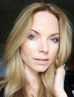 А вот с кем просыпается её муж :)



(и это уже с накрашенными ресницами!) Не красавица, но фигурка классная.