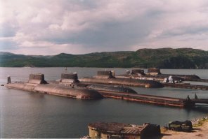 Ага, несут службу и сегодня.  Парадоксально, но более или менее боеспособной оставили самый первый корпус, а свежие пустили на распил.
И ещё про службу.  Собрать пять кораблей в одном месте... за такое к стенке ставить надо.