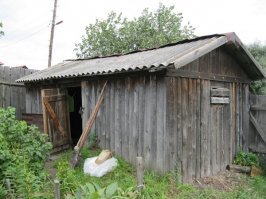 Хренасе, сарай! Это, мля не сарай, это почти ангар. Для русского человека слово "сарай" ассоциируется совсем с другим строением. Вот сарай: