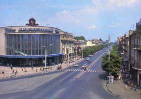 У нас в Воронеже такой коктейль делали в кафе напротив к/т "Пролетарий".
Взяв билеты в кино, шли пить коктейль. Стоил он 12 копеек и я сразу брал два стакана. 
Сколько не пытался сделать такой же дома, ничего не получалось, даже при наличии мощного миксера...
Кафе справа сразу за переходом.
