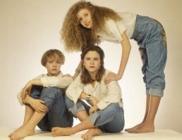 У Макаревич ноги как у хоббита на фотографии.