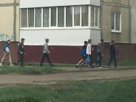Вчера и позавчера, когда были запрещены к продаже алкогольные напитки, по улицам слонялись у нас толпы пьяных школьников и школьниц и толпы злых трезвых мужиков)))
Но, справедливости ради, в прошлом году пьяных школьников было меньше...
