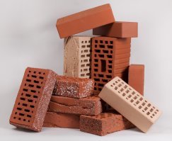 Машинист напугал гудком девушек