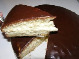 Пофиг на внешний вид. Главное содержание. Эту мастику сейчас везде лепят, жрать не возможно. 
Обычный торт Чародейка вкуснее будет. Или "У Палыча" какой нибудь с маком.