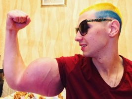 Ну не даром же у него желто голубой цвет башки.