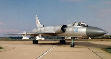 и про 128. А 22й смешан с 22М, хотя это совершенно разные самолёты. И под названием 22М показан 22М3, хотя они существенно различаются.
Про пассажирские стоит сказать, что это была весьма показательная линейка гражданских самолётов, выведенных из военных - и потому в целом неудачных. Тут и плоский штопор 154го (читаем В.Ч.Мезоха по полёту на сваливание в начале 70-х:  только Ту-154 показал свой норов и нырнул в плоский, Ил-62 нос опускал, другие также на крыло валились, дождись роста скорости, убери крен и выводи), и расход топлива (впрочем, Як-40 тут всех превзошёл). 
И традиционно-военное отношение КБ Ту к гражданской эксплуатации "сами справятся". Те же 204, у которых чуть ли не на каждом стоял уникальный комплект оборудования, так что ремонт превращался в умопомрачительную сборку паззла.