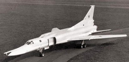 и про 128. А 22й смешан с 22М, хотя это совершенно разные самолёты. И под названием 22М показан 22М3, хотя они существенно различаются.
Про пассажирские стоит сказать, что это была весьма показательная линейка гражданских самолётов, выведенных из военных - и потому в целом неудачных. Тут и плоский штопор 154го (читаем В.Ч.Мезоха по полёту на сваливание в начале 70-х:  только Ту-154 показал свой норов и нырнул в плоский, Ил-62 нос опускал, другие также на крыло валились, дождись роста скорости, убери крен и выводи), и расход топлива (впрочем, Як-40 тут всех превзошёл). 
И традиционно-военное отношение КБ Ту к гражданской эксплуатации "сами справятся". Те же 204, у которых чуть ли не на каждом стоял уникальный комплект оборудования, так что ремонт превращался в умопомрачительную сборку паззла.