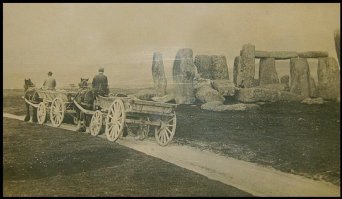 Никто там ни чему поклоняется. Это  не религиозное на данное время сооружение. Есть фото до реконструкций.
Самая ранняя из фотографий Стоунхенджа, июль 1877 года.
Фермерская повозка рядом со Стоунхенджем, 1885 года. 
И много есть ещё.