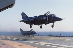 вот такой вот ЯК был в виде модельки 1.72 еще при союзе. хрошо запомнил несколько моментов по сборке и детализации. шасси убиралось и выдвигалось, в та штука за кабиной ( не знаю как называется) тоже подымалась-опускалась, и было два варианта носовой части, одноместная и двухместная, на выбор.