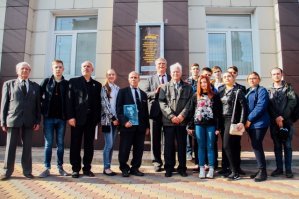 На втором
Воронежский экскаваторный завод
Банкрот в 2001 году, так кто развалили?

Но в 2009 году на территории расположен технопарк  Московский . Оборудование завода вывезено. Большая часть цехов занята арендаторами   ведется производство стекла, тротуарной плитки, автосервис. Бывшее заводоуправление перепрофилировано в медицинский центр  НМТ  и отделение Сбербанка. Часть цехов заброшена, часть снесена.

7 октября 2016 года на бывшем административном здании завода была открыта мемориальная доска в память о производившейся на заводе имени Коминтерна реактивной установке БМ-13.