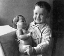 а кто это Гурченко на руках держит?