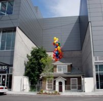 Спасибо за интересный и содержательный пост. Как заново побывал одном из красивейших городов Америки. Автор разместил столько фотографий, что вроде и добавить нечего. Но вот разве еще одну, показывающую, как уважительно относятся к частной собственности в США .

Дом Эдиты Мейсфилд .

Эдита Мейсфилд стала всемирно известной в 2006 году, когда она из упрямства отказалась от компенсации в миллион долларов за её дом, который мешал строительству нового коммерческого здания в Сиэтле. За это она стала чуть ли не народным героем. Пятиэтажное здание было построено рядом с её домом, которому было уже 108 лет. Эдита умерла в своём доме в возрасте 86 лет.