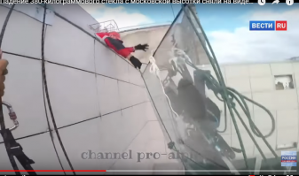 Чувак попытался удержат 380кг. стекло, и ухватился за веревку. Не хочу себе представлять, что бы случилось, если бы он успел крепко ухватится.