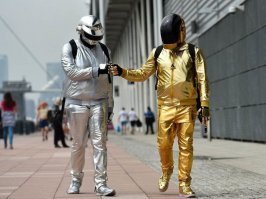 Какие еще инопланетяне??? Это легенды электронной музыки - жирные Daft Punk)) 25 лет уже в этих костюмах выступают (разные вариации, но концепция одна)