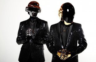 Какие еще инопланетяне??? Это легенды электронной музыки - жирные Daft Punk)) 25 лет уже в этих костюмах выступают (разные вариации, но концепция одна)