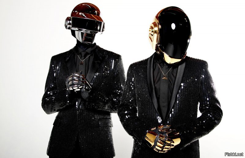 Какие еще инопланетяне??? Это легенды электронной музыки - жирные Daft Punk)) 25 лет уже в этих костюмах выступают (разные вариации, но концепция одна)